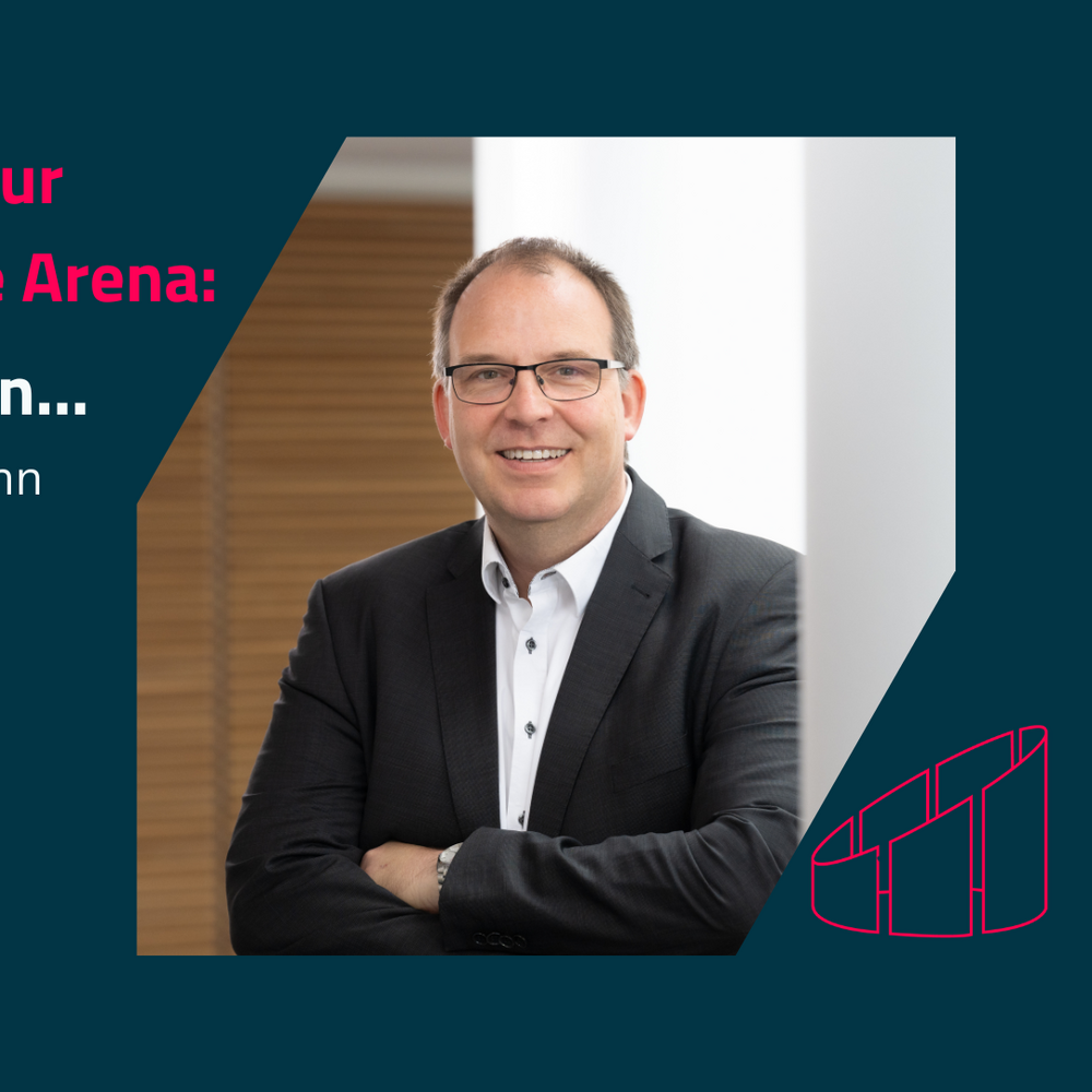 | Ⓒ Deltaland Das Bild zeigt einen professionell gekleideten Mann mit Brille, der lächelnd vor einem hellen Hintergrund steht. Neben ihm befindet sich der Text "Interview zur Real Estate Arena: 5 Fragen an... Michael Krohn" in einem modernen, ansprechenden Design.