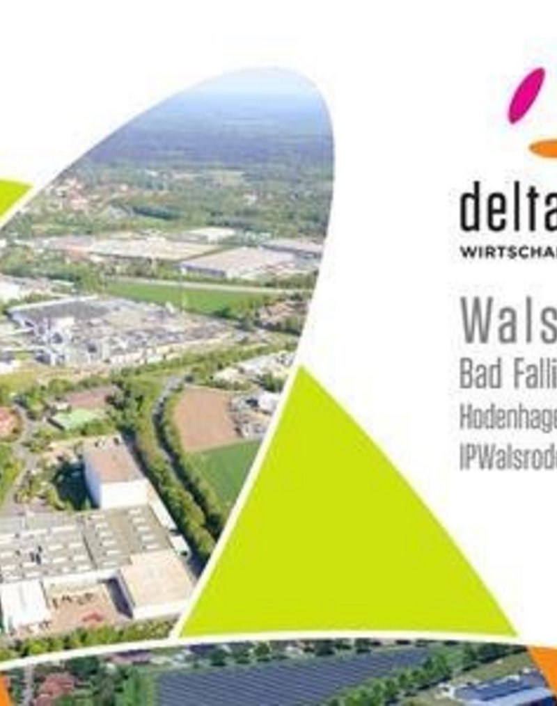 Das Bild zeigt Luftaufnahmen unterschiedlicher Gewerbegebiete in der Wirtschaftsregion Deltaland. Die Fotografie präsentiert eine Übersicht der Produktionsanlagen, Lagerhallen und umliegenden Landwirtschaftsflächen, die das Industrieareal umgeben.