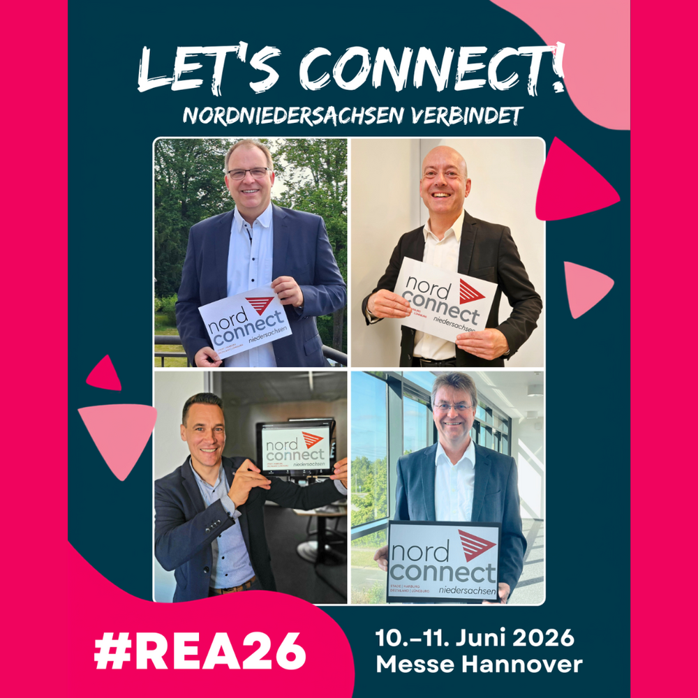 | Ⓒ Bianca Augustin | Erstellt von: Daniela Avancini | Erstellt mit: Canva Kollage aus vier Porträtfotos. Vier Männer in Businesskleidung halten jeweils ein Schild mit dem Logo „Nord Connect Niedersachsen" in die Kamera. Im Hintergrund sind unterschiedliche Büro- und Außenumgebungen zu sehen.