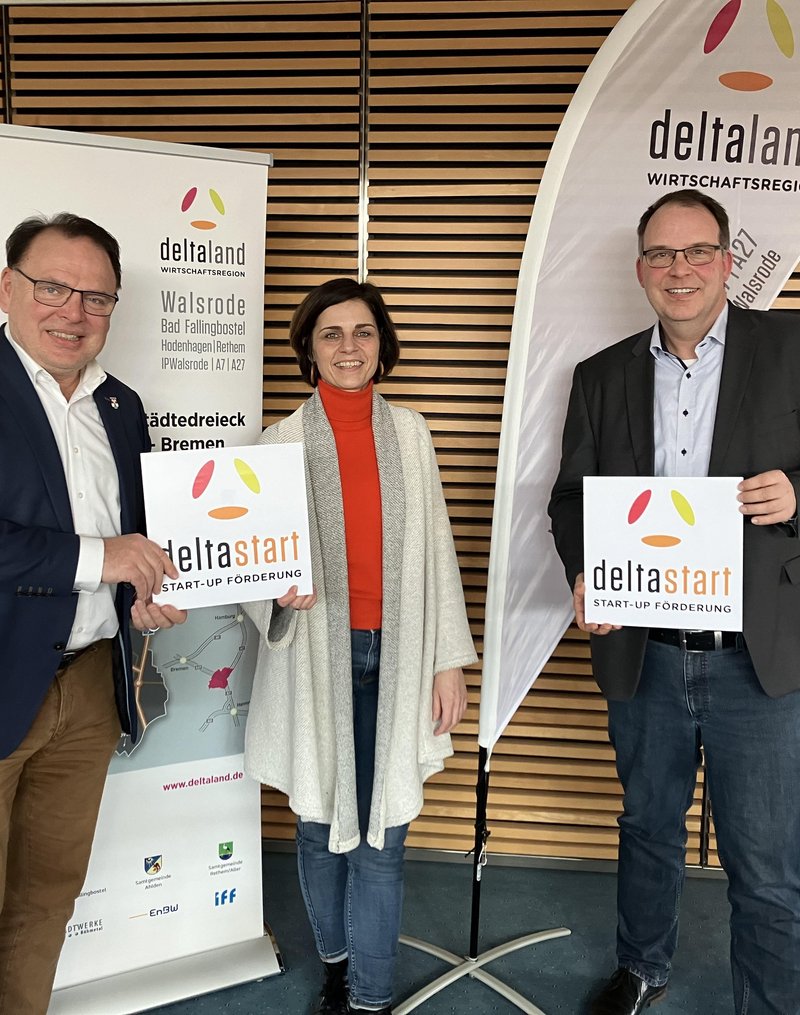 Das Foto entstand beim Pressetermin zum Projektauftakt für deltastart; hier sind zu sehen der Bürgermeister der Stadt Bad Fallingbostel Rolf Schneider, für das Projekt verantwortliche Projektmanagerin Anke Schaffrek und Michael Krohn, Geschäftsführer der Wirtschaftsförderung Deltaland, im Sparkassenhaus Bad Fallingbostel.