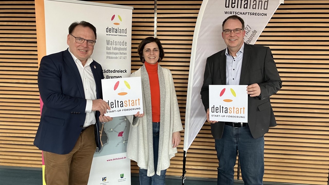 Das Foto entstand beim Pressetermin zum Projektauftakt für deltastart; hier sind zu sehen der Bürgermeister der Stadt Bad Fallingbostel Rolf Schneider, für das Projekt verantwortliche Projektmanagerin Anke Schaffrek und Michael Krohn, Geschäftsführer der Wirtschaftsförderung Deltaland, im Sparkassenhaus Bad Fallingbostel.