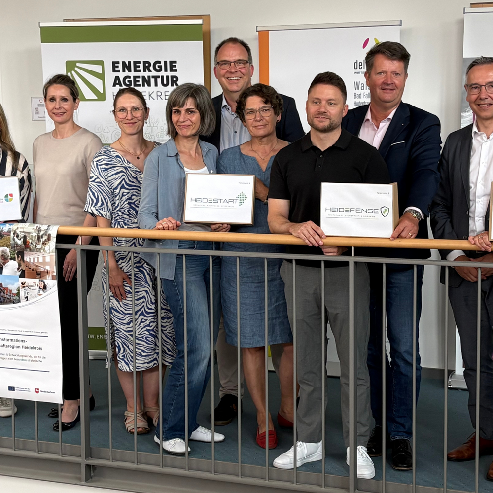 | Ⓒ Walsroder Zeitung Gruppenfoto von elf Personen beim Projektauftakt TRENDS HK2030, drei davon halten Projektschilder: HeideStart, HeiDefense und TRENDS.