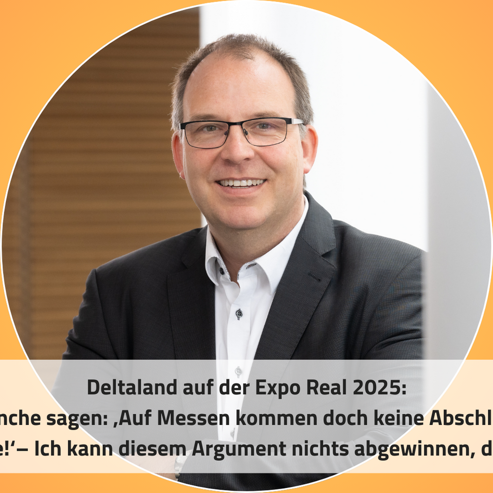 | Ⓒ Deltaland | Erstellt mit: Canva Das Bild zeigt einen lächelnden Mann mit Brille, der in einem modernen Umfeld posiert. Im oberen Teil des Bildes steht der Text "Expo Real 2025 – Wir sind dabei!" und darunter eine Aussage über Messen und Abschlüsse, die seine Meinung widerspiegelt.
