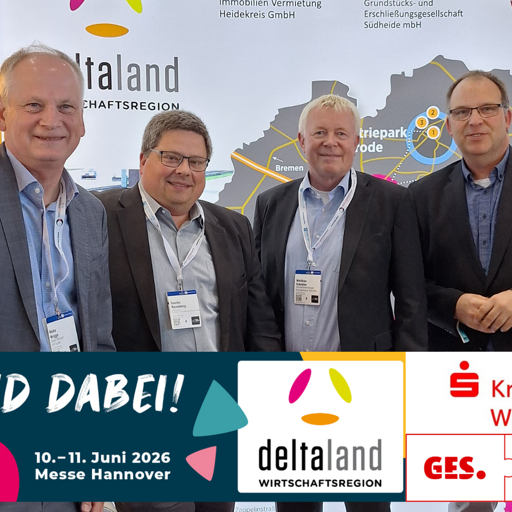 | Ⓒ Deltaland | Erstellt mit: Canva Vier Männer des Deltaland-Messeteams stehen gemeinsam vor dem Ausstellerbanner der Wirtschaftsregion Deltaland. Im unteren Bildbereich sind die Logos der Partnerorganisationen zu sehen: Deltaland Wirtschaftsregion, Kreissparkasse Walsrode, GES, IVH und Peinemann Hausverwaltung GmbH – darunter der Hinweis auf die Teilnahme an der REA26 am 10. und 11. Juni 2026 in Hannover.