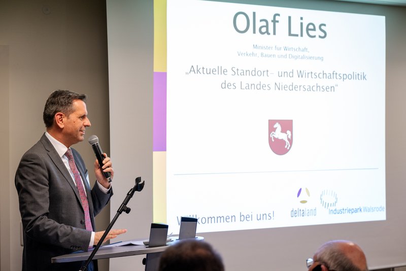 Olaf Lies, Minister für Wirtschaft, Verkehr, Bau und Digitalisierung, spricht über die aktuelle Standort- und Wirtschaftspolitik Niedersachsens. Seine Präsentation betont die Bedeutung regionaler Entwicklungen und strategischer Initiativen.