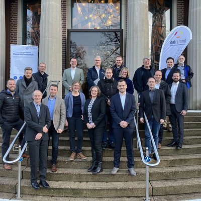 Gruppenfoto der Teilnehmer:innen der Auftaktveranstaltung zur Wasserstoffwirtschaft im Industriepark Walsrode.