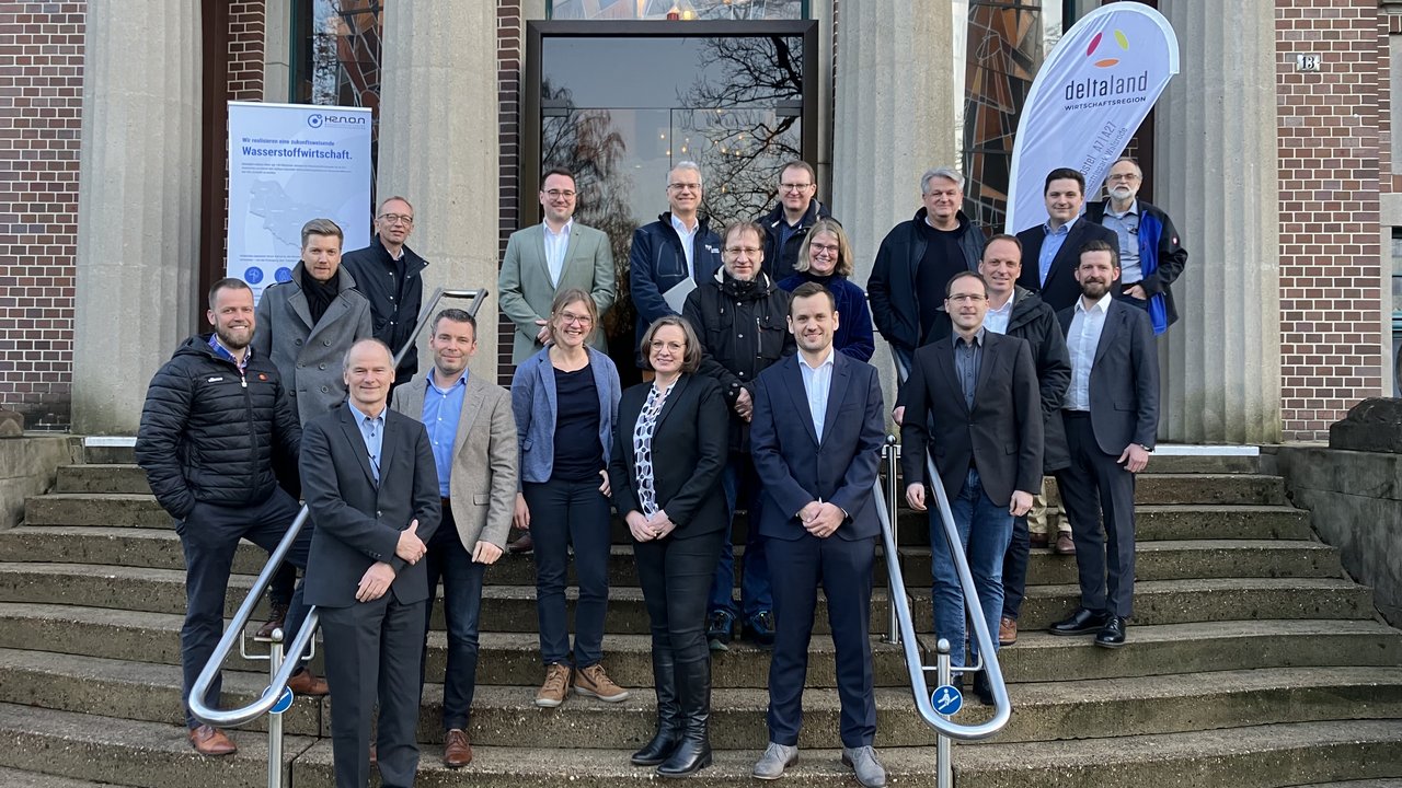 Gruppenfoto der Teilnehmer:innen der Auftaktveranstaltung zur Wasserstoffwirtschaft im Industriepark Walsrode.