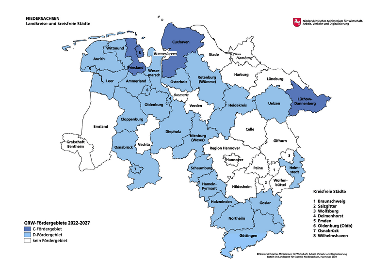 Eine Karte von Niedersachsen zeigt die Landkreise und kreisfreien Städte mit farblich markierten GRW-Fördergebieten für 2022-2027. Dunkelblaue Flächen sind C-Fördergebiete, hellblaue Flächen sind D-Fördergebiete, und weiße Flächen sind keine Fördergebiete. Die Karte stammt vom Niedersächsischen Ministerium für Wirtschaft, Arbeit, Verkehr und Digitalisierung und wurde im Landesamt für Statistik Niedersachsen, Hannover 2021 erstellt.