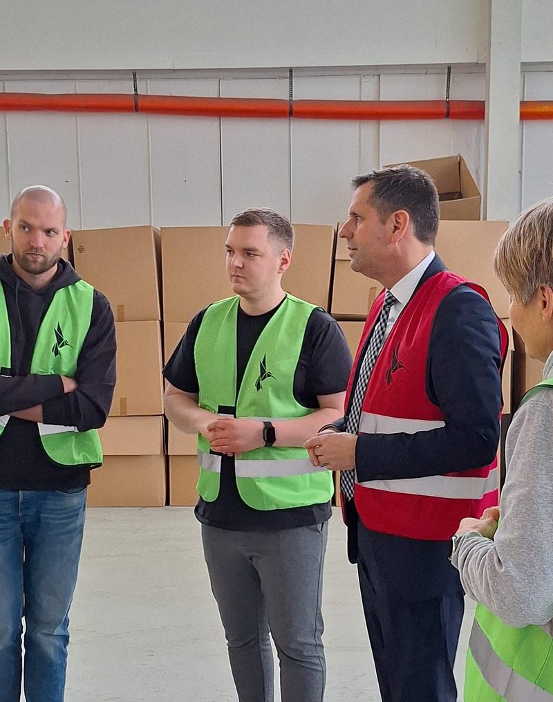 Wirtschaftsminister Olaf Lies im Gespräch mit dem Papair-Team in ihrer Produktionshalle.