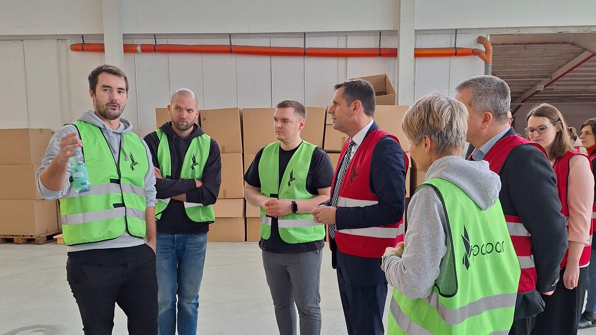 Wirtschaftsminister Olaf Lies im Gespräch mit dem Papair-Team in ihrer Produktionshalle.