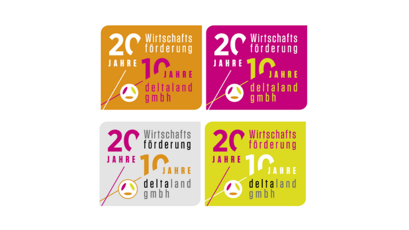 Das Bild zeigt vier quadratische Banner in verschiedenen Farben, die das Doppeljubiläum der deltaland gmbh feiern: 20 Jahre Wirtschaftsförderung und 10 Jahre Unternehmensbestehen. Jedes Banner zeigt die Zahlen "20" und "10" sowie das Logo der deltaland gmbh.