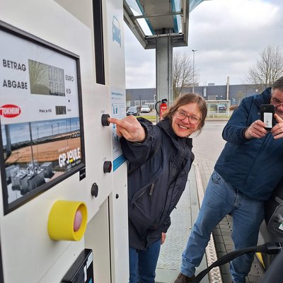 Betankungsprozess eines Wasserstoffautos an einer blauen GP Joule Tankstelle.