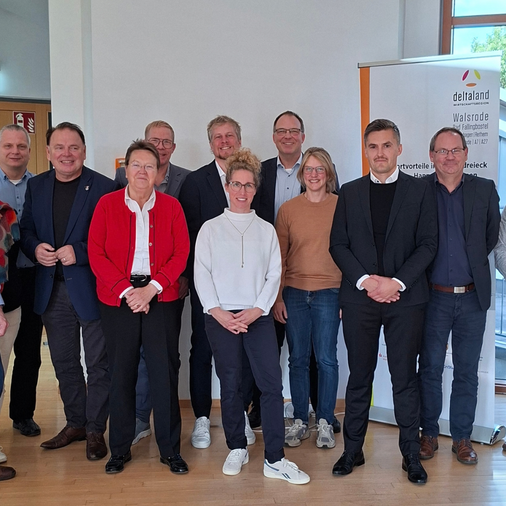 | Ⓒ Deltaland Das Foto zeigt Beteiligte der Energiesystemstudie für den südlichen Heidekreis, darunter Vertreterinnen und Vertreter der beteiligten Kommunen, der Wirtschaftsförderung Deltaland und der Projektpartner.